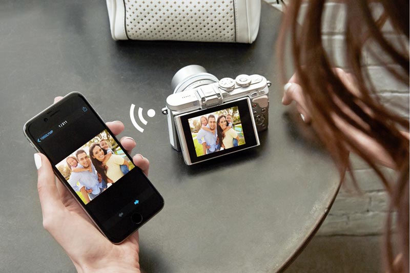 Image of Olympus E-PL8 connecting to a smartphone